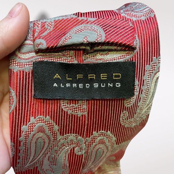Alfred SUNG | Red and Gray Paisley Silk Tie - Picture 6 of 6